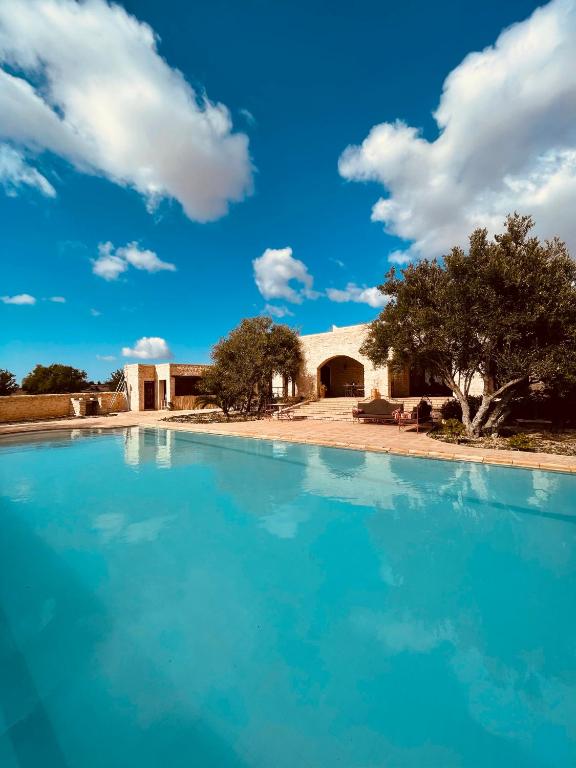 una piscina azul frente a una casa en Villa Kyanite, en Essaouira