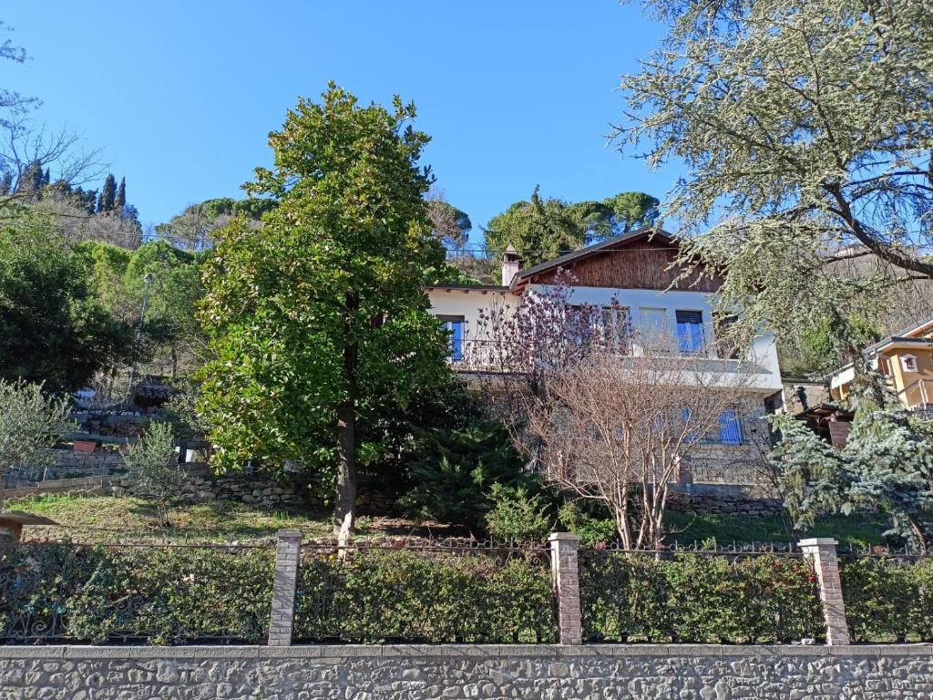 een huis met een hek ervoor bij Villa Bersani in CastellʼArquato