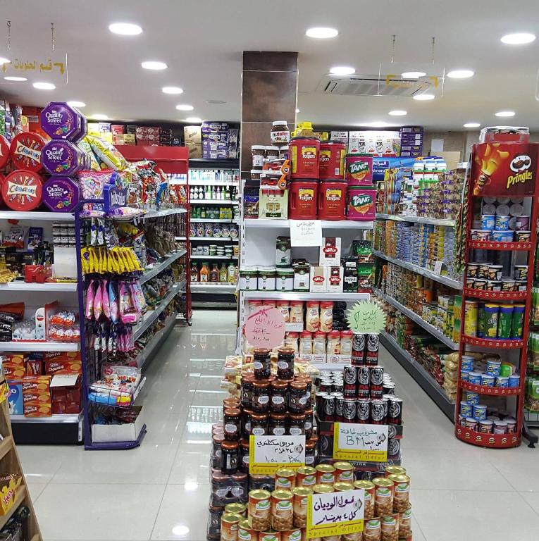 Supermarket nebo jiné obchody v  motelu nebo okolí
