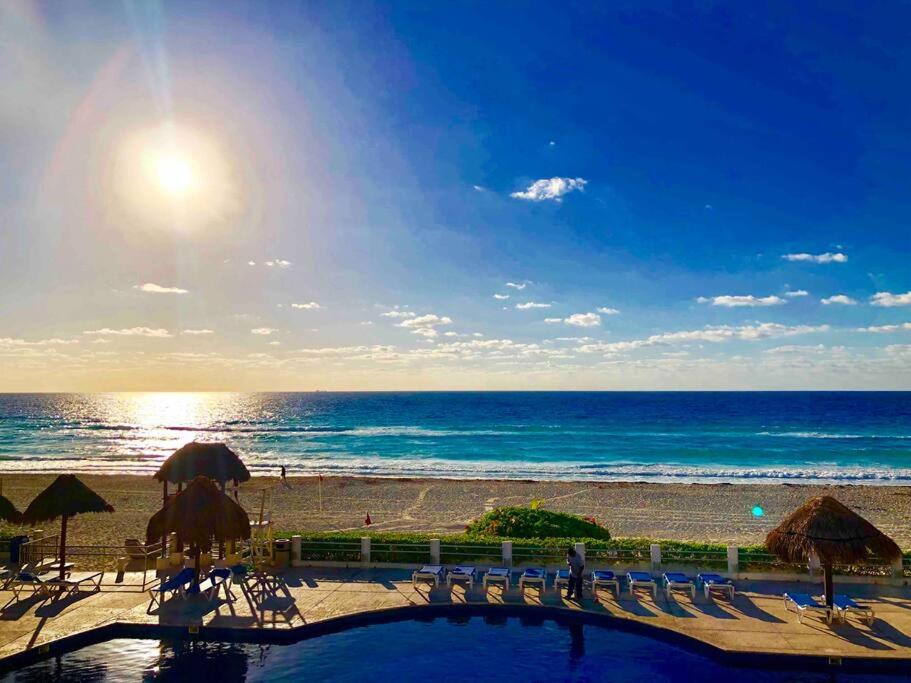 - une vue sur une plage dotée de chaises et de parasols dans l'établissement 3 Room Beach Condo, Great for Family and Friends!, à Cancún