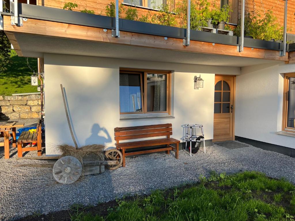 un banc en bois assis à l'extérieur d'une maison dans l'établissement Kreiers Alp, à Hohenems