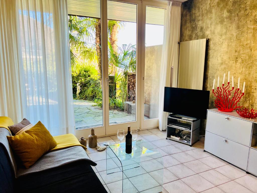 TV a/nebo společenská místnost v ubytování Wohnung mit Aussicht auf Lago Maggiore & Pool