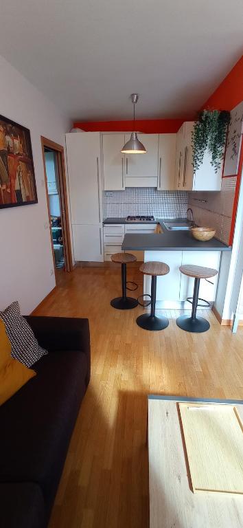 A kitchen or kitchenette at Bilocale tra città e colline.