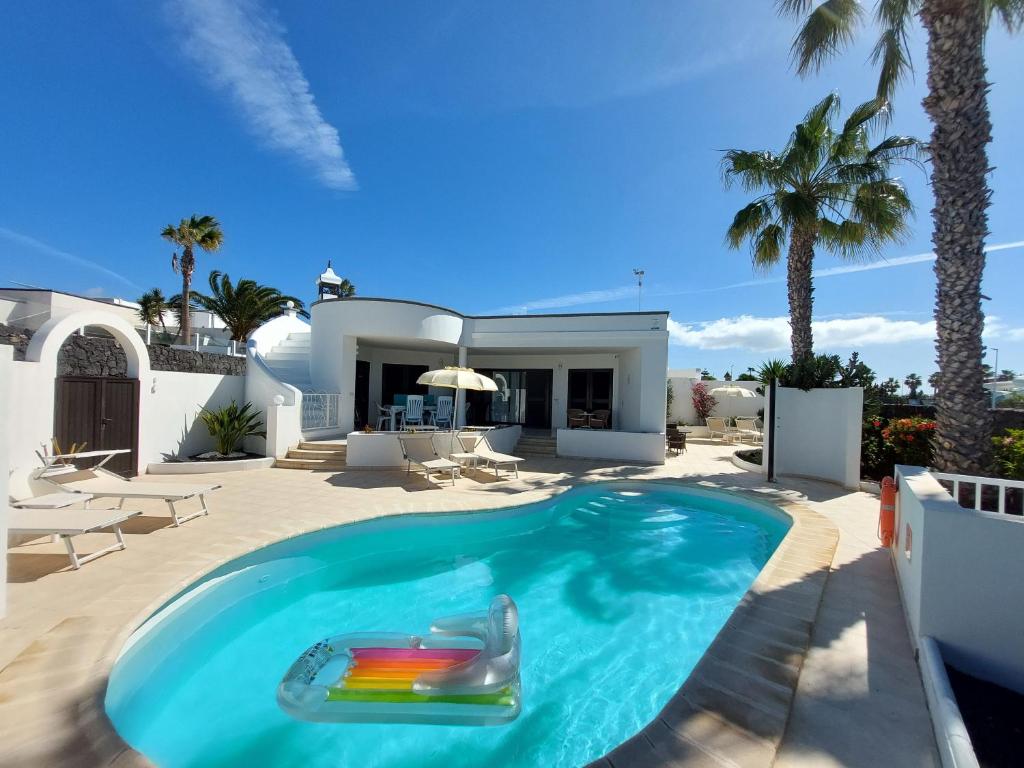 einen Pool im Hinterhof einer Villa in der Unterkunft Sol y Luna Room & Suite Lanzarote Holidays in Playa Blanca