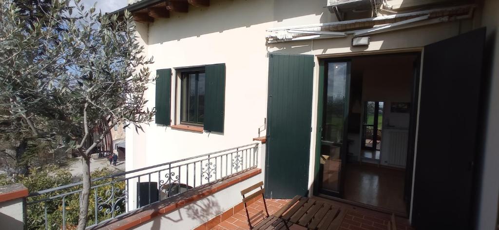 A balcony or terrace at Bilocale tra città e colline.
