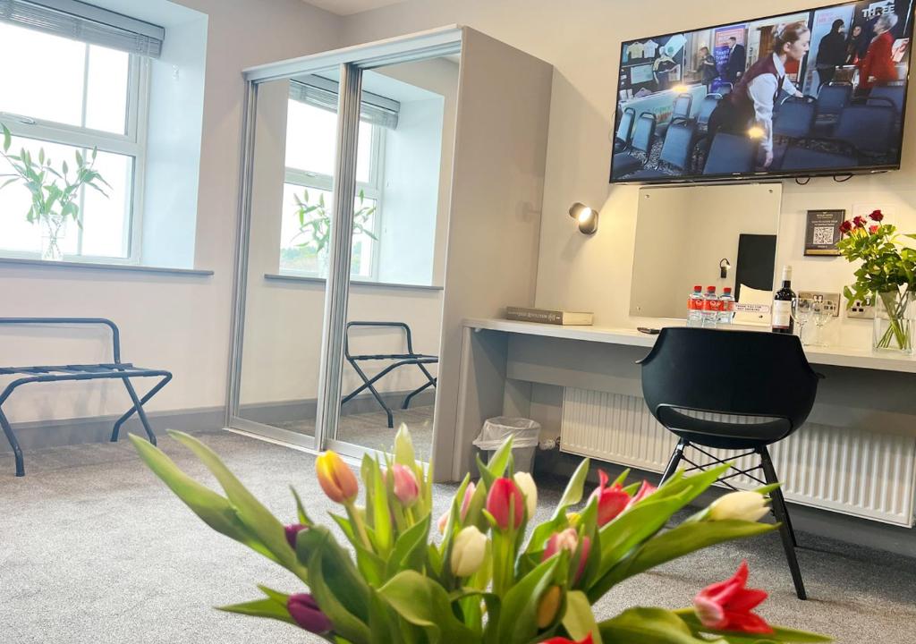 Televiisor ja/või meelelahutuskeskus majutusasutuses Bella Vista Hotel & Self Catering Suites