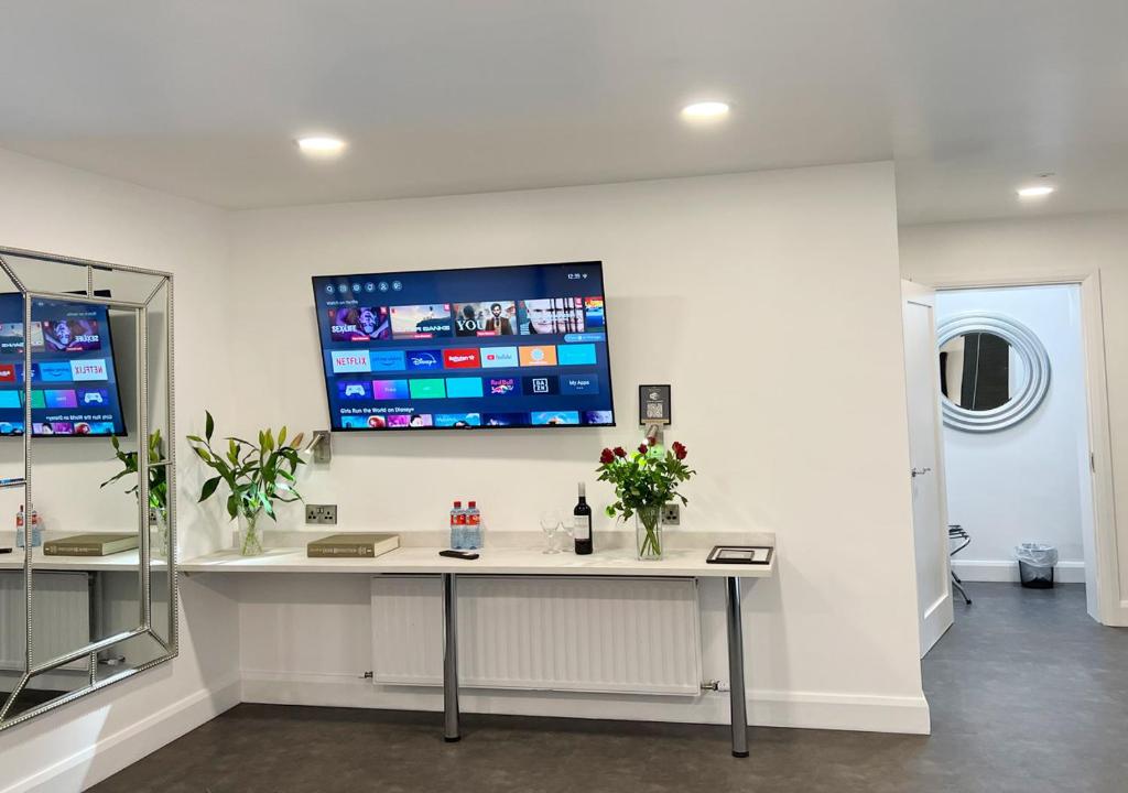 Televiisor ja/või meelelahutuskeskus majutusasutuses Bella Vista Hotel & Self Catering Suites