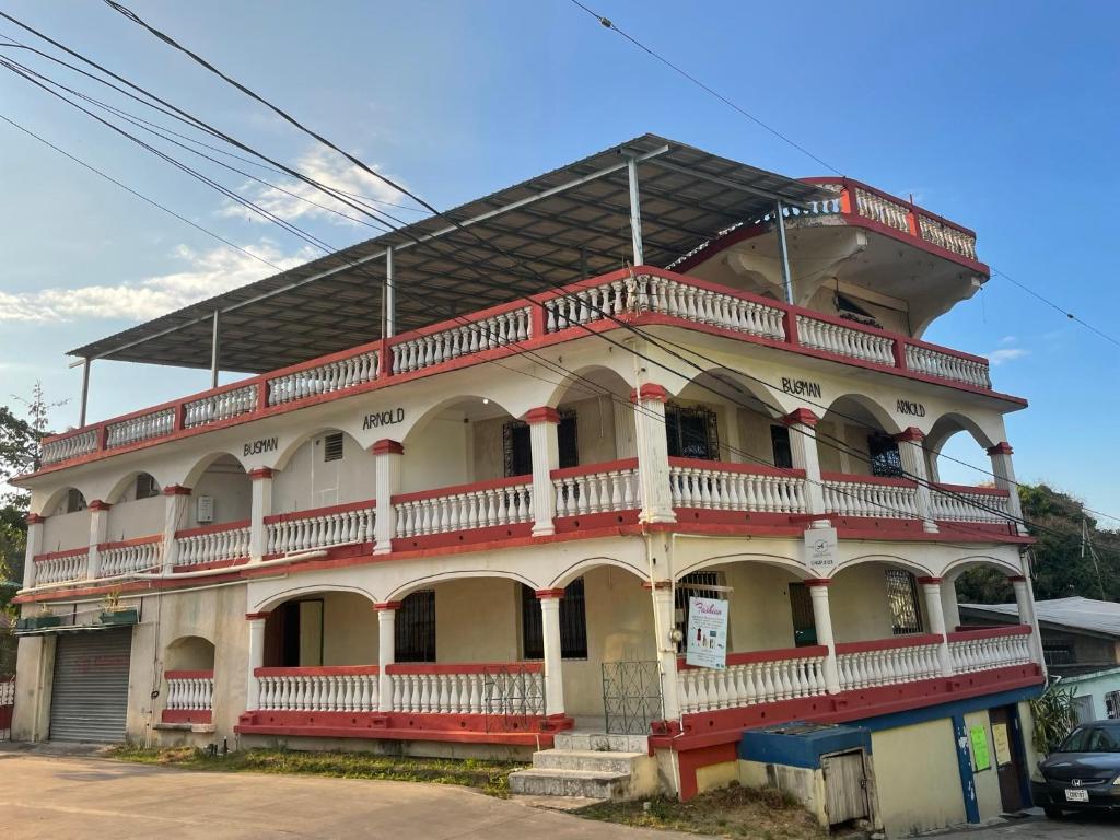 um edifício antigo com uma varanda em cima em Arnold's Guest House em San Ignacio