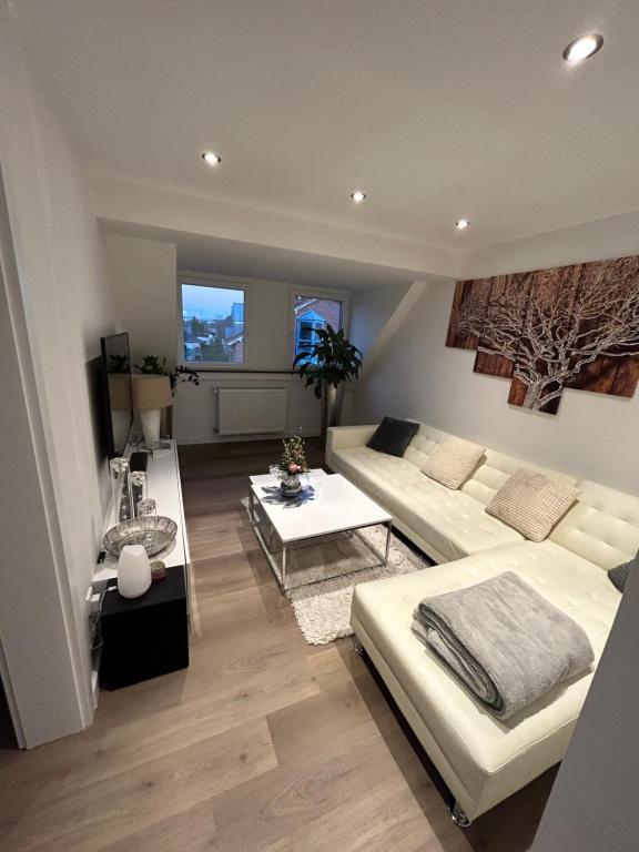 ein Wohnzimmer mit einem Sofa und einem Tisch in der Unterkunft Ferienwohnung Nella in Paderborn