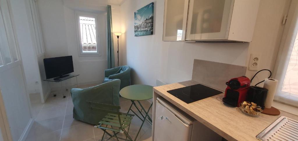 - une cuisine avec un comptoir et des chaises dans la chambre dans l'établissement Le Suquet, à Cannes
