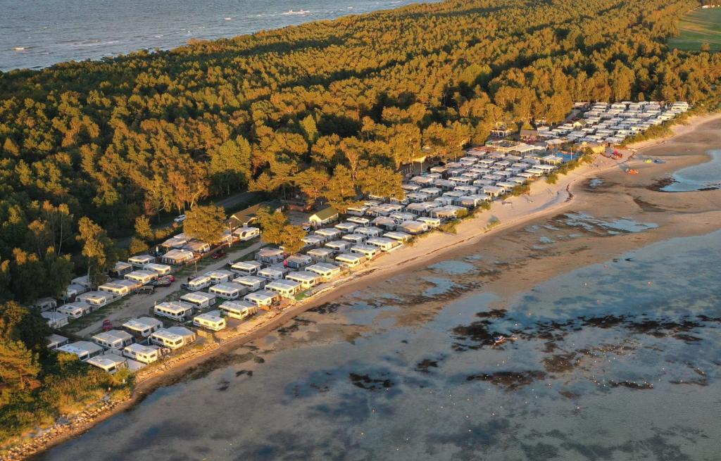 uma vista aérea de um grupo de carros estacionados numa praia em Maszoperia Sun4hel Kite & Wind & Surf em Jastarnia