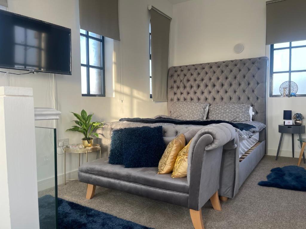 sypialnia z łóżkiem, kanapą i telewizorem w obiekcie 3 Floor Prestigious Penthouse Apartment w mieście Bradford