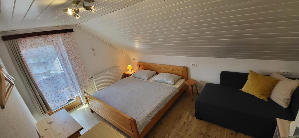 Postel nebo postele na pokoji v ubytování Apartments & Hostel Bohinj