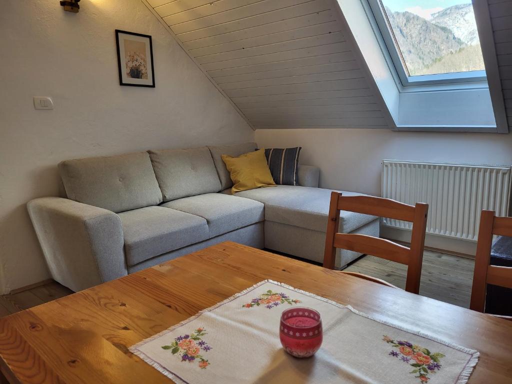 - un salon avec un canapé et une table dans l'établissement Apartments & Hostel Bohinj, à Bohinj