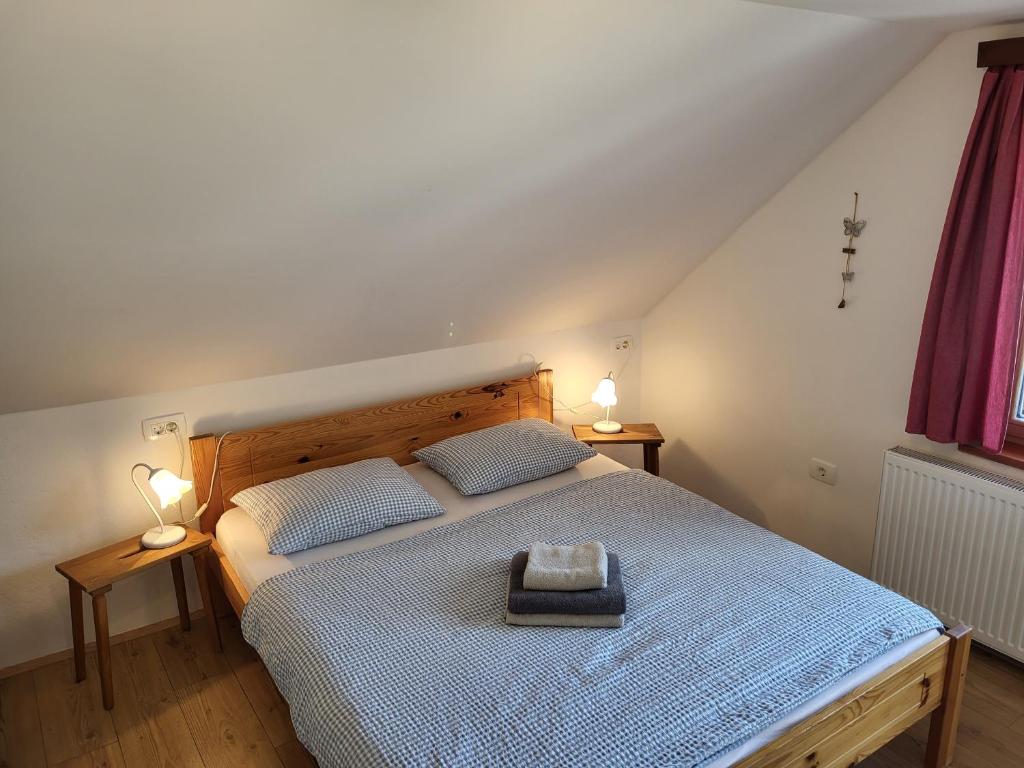 Postel nebo postele na pokoji v ubytování Apartments & Hostel Bohinj