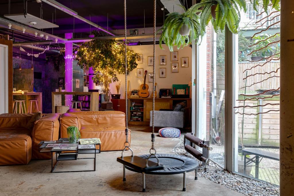 sala de estar con sofá y mesa en Ecomama en Ámsterdam