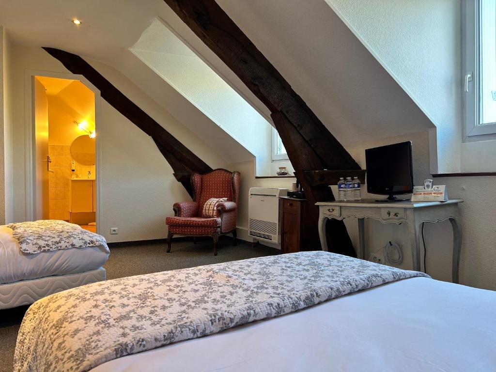 Postel nebo postele na pokoji v ubytování Logis Hôtel Teyssier