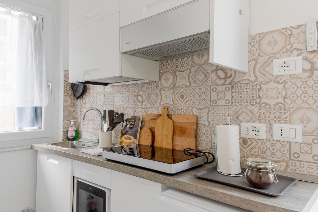 Kuchnia lub aneks kuchenny w obiekcie Il Gattino di Porto - apt 4 - Monolocale terrazzo piscina
