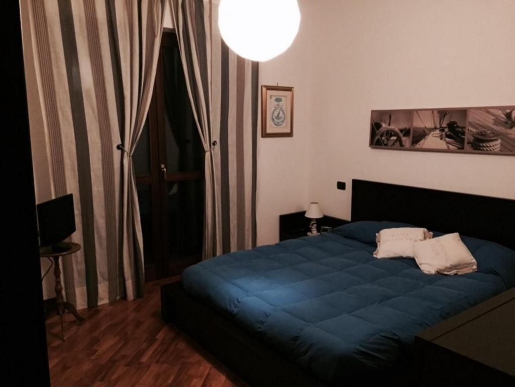 フィウミチーノにあるGhi&Ghiのベッドルーム1室(青いベッド1台付)