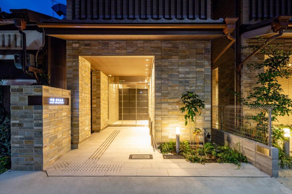 uma entrada de tijolos para uma casa à noite em Oyado Shinmachi Gojo em Quioto