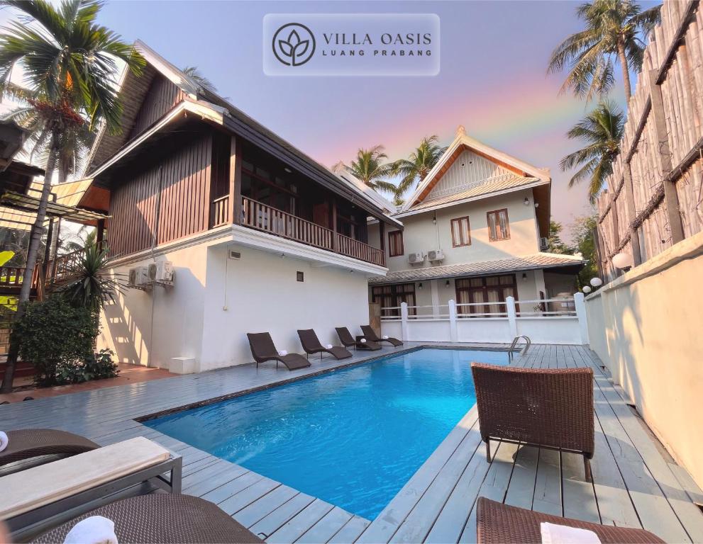 琅勃拉邦的住宿－綠洲別墅酒店，度假村内带游泳池的别墅