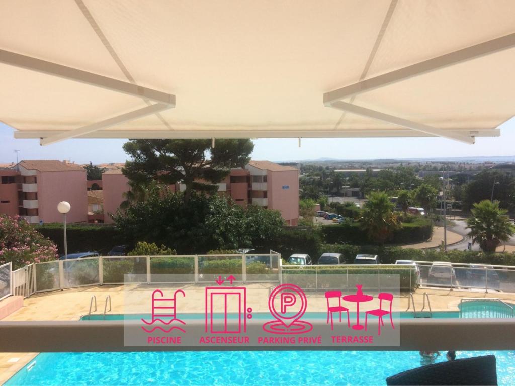 セットにあるAppartement Sète, 2 pièces, 4 personnes - FR-1-338-46の市街の景色を望むスイミングプール