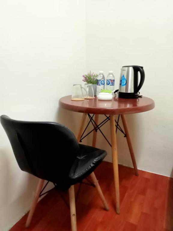 Příslušenství pro přípravu čaje a kávy v ubytování Aeropod Hostel Economy Deluxe King Room