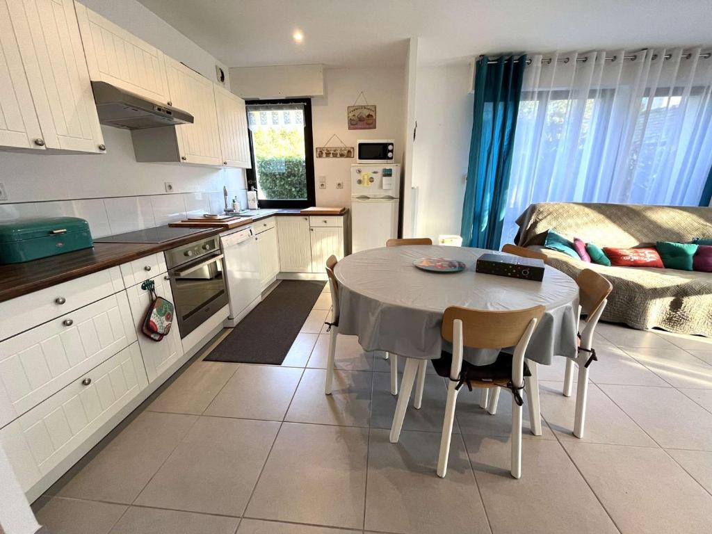 Kuchyňa alebo kuchynka v ubytovaní Terrasse au calme, cœur de Bénodet, appartement à 400m de la plage avec parking privatif - FR-1-481-133