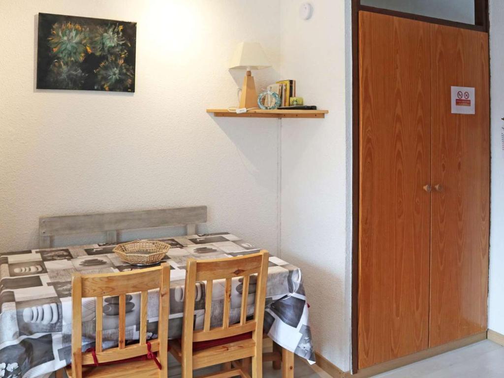 jadalnia ze stołem, krzesłami i drzwiami w obiekcie Joli studio 4 pers, centre station, accès pistes - FR-1-322-520 w mieście Les Orres
