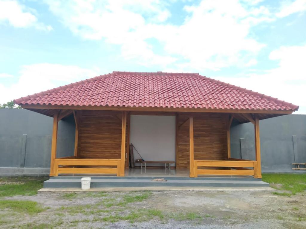 Cabaña pequeña con techo de baldosas rojas en villa denafa, en Nangela