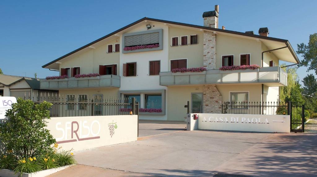 un gran edificio blanco con un cartel delante en A Casa Di Paola, en Chiarano