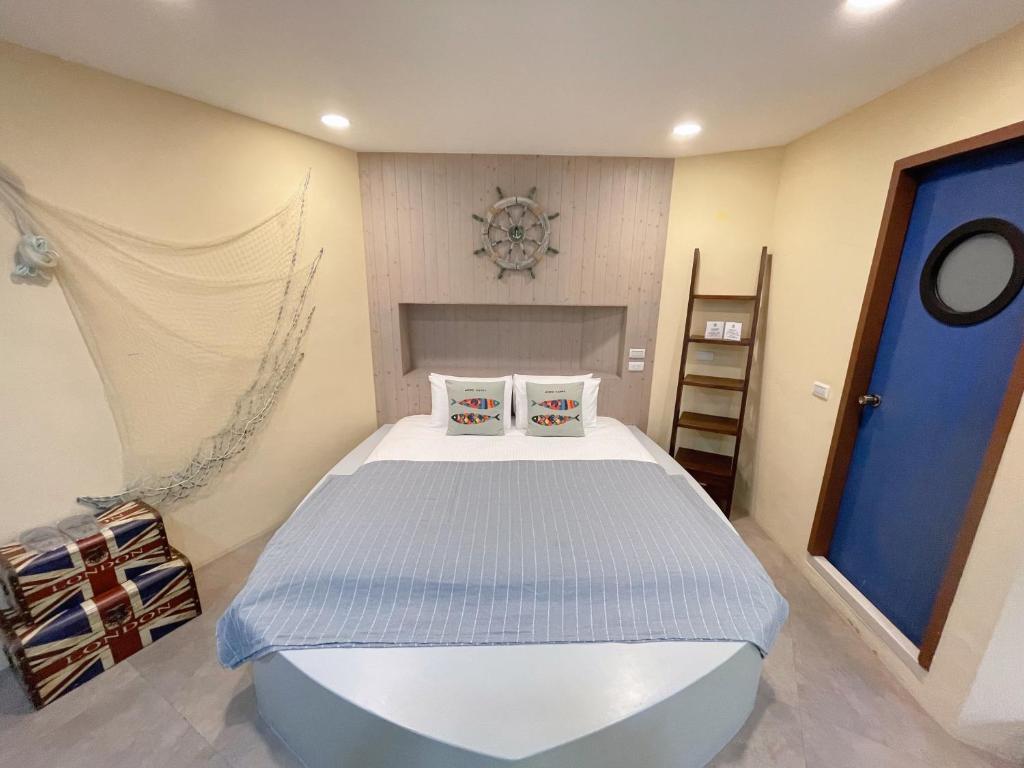 Un pat sau paturi într-o cameră la 日月潭五船民宿 5Boat B&B
