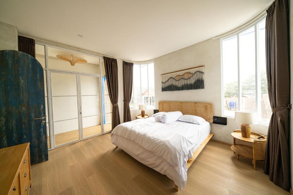 萬隆的住宿－IMAH DHARMA，一间卧室设有一张大床和大窗户
