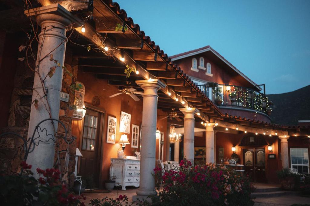 Una casa con luces en el costado. en Viña Calabria en Valle de Guadalupe