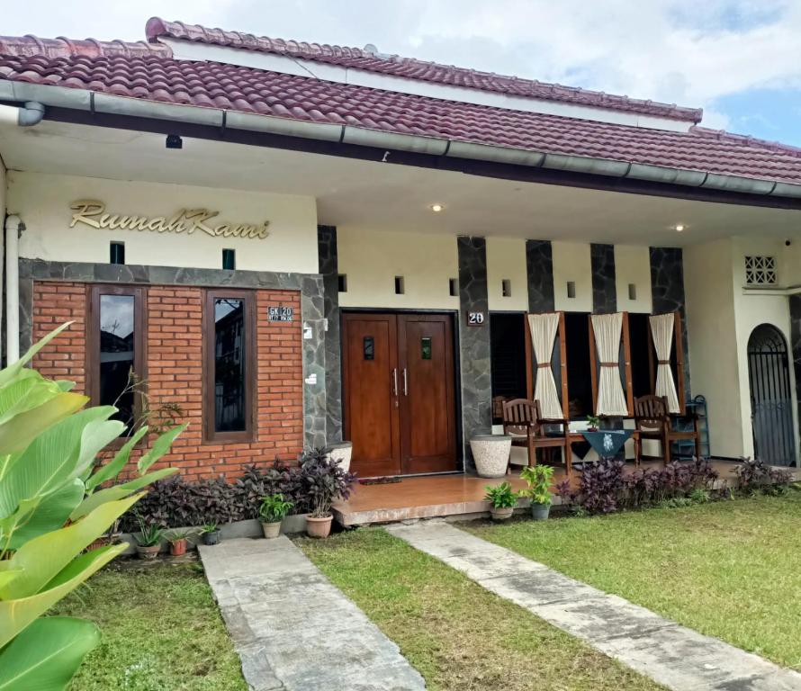 een huis met een veranda en een patio bij Rumah Kami Guest House in Yogyakarta