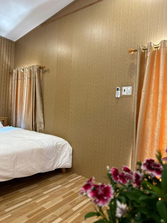 Pleiku Homestay - King Room Met Uitzicht Op De Tuin