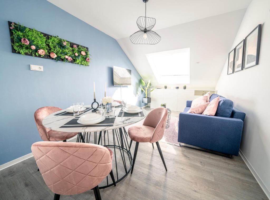 comedor con mesa y sillas en Noble Suite - Living & Work Place, en Giessen