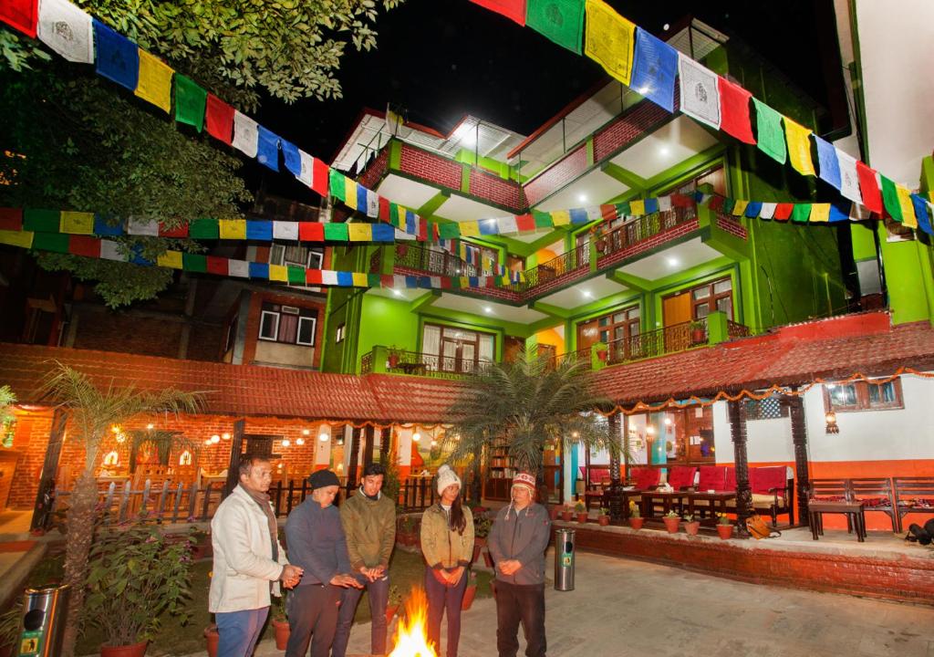 un groupe de personnes debout devant un bâtiment dans l'établissement Hotel Green Horizon, à Katmandou