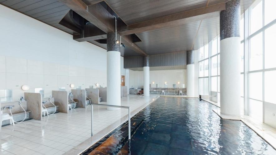 una piscina in un grande edificio con piscina di Yunoko Umi To Yuyake a Mizumata