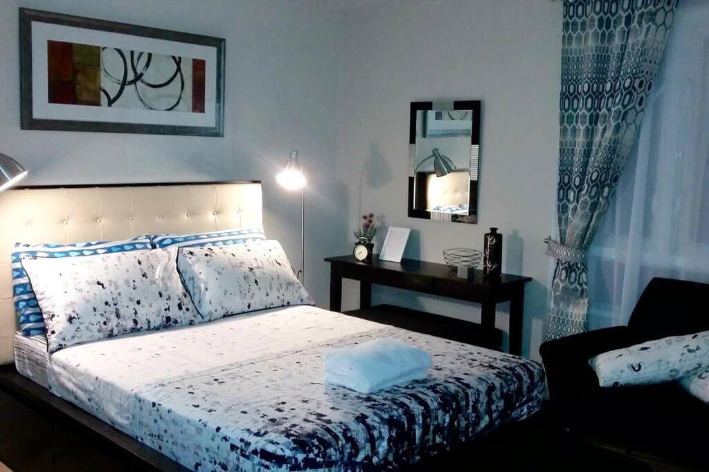 um quarto com uma cama com uma mesa e um espelho em Condotel at 150 Newport Blvd. near NAIA T3 w/ Wifi em Manila