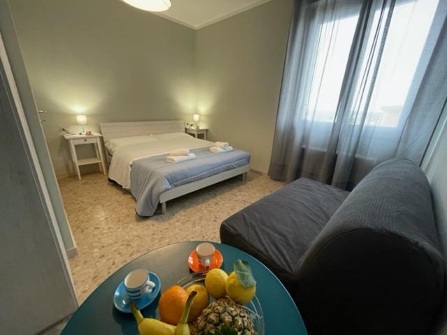- un salon avec un lit et une table avec des fruits dans l'établissement Dal Ciandri, à Pise