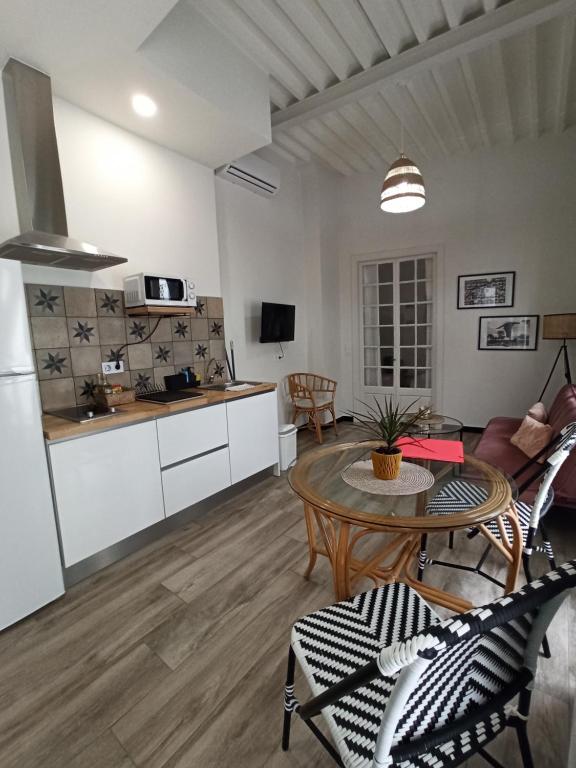 salon ze stołem i kuchnią w obiekcie Apartamentos La Higuera by VGH w mieście Jerez de la Frontera