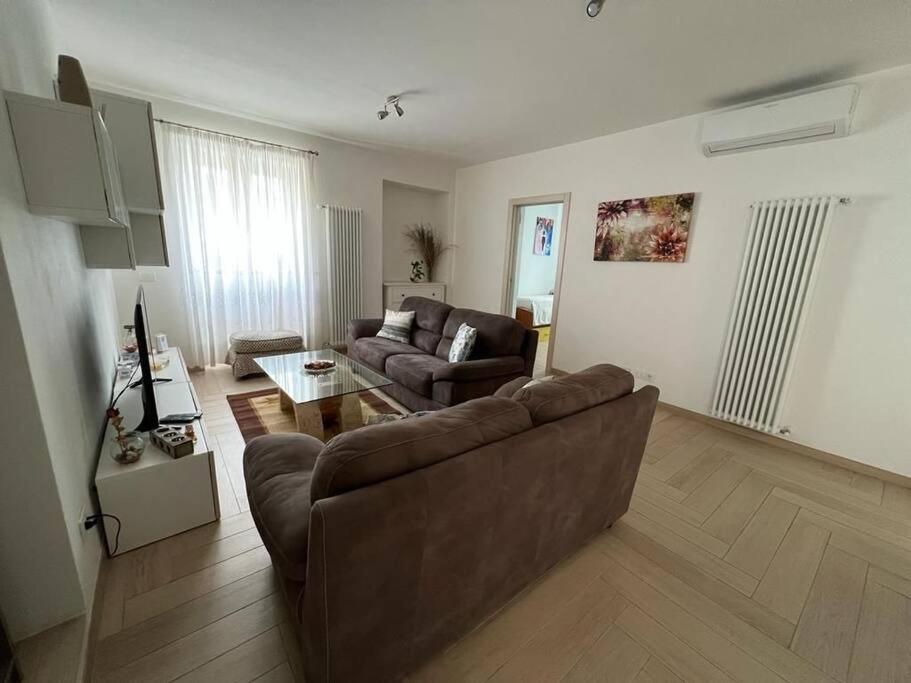 a living room with a couch and a table at Appartato a 5 minuti dal mare in Imperia