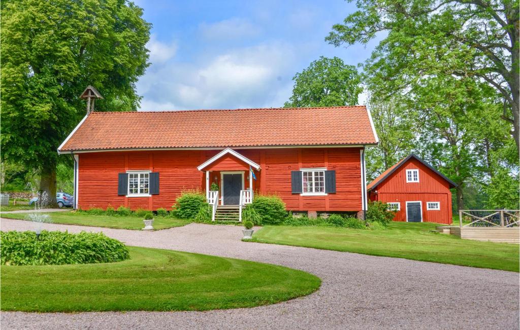 una casa roja con una roja en Nice Home In Skvde With Kitchen, en Skövde