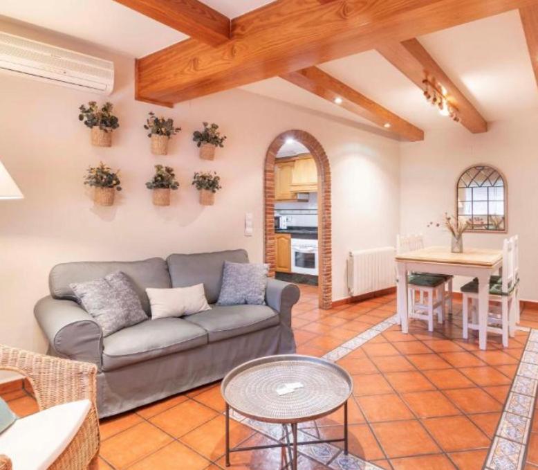 uma sala de estar com um sofá e uma mesa em Casa Rural Verde Salvia em Arcos de las Salinas