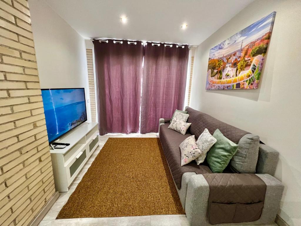 Televízia a/alebo spoločenská miestnosť v ubytovaní Amazing Badalona Apartment With Terrace