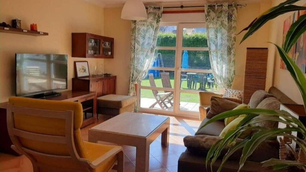 - un salon avec un canapé et une télévision dans l'établissement CASA DE LOIS a un paso de Vigo, Baiona, Playa América y Portugal, à Gondomar