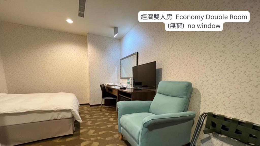 a room with a bed and a desk and a chair at 信然文旅-首學 寵物友善預訂前務必事先詢問 in Tainan