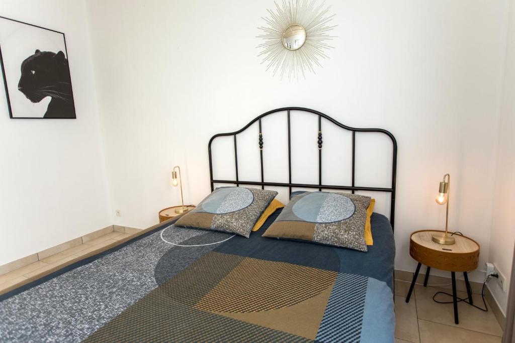 1 dormitorio con 1 cama grande y 2 almohadas en Le Brivetain ✩ Hypercentre ✩ Parking gratuit, en Pontchâteau