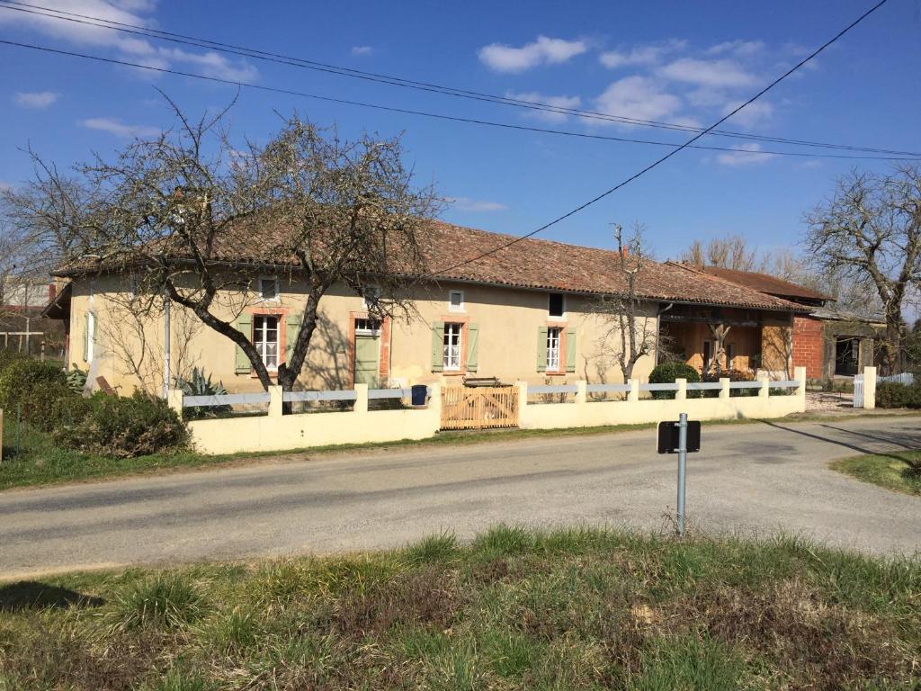 a house on the side of the road at Maison Dufraing - Anan in Anan